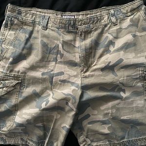 IZOD cargo shorts! (40)